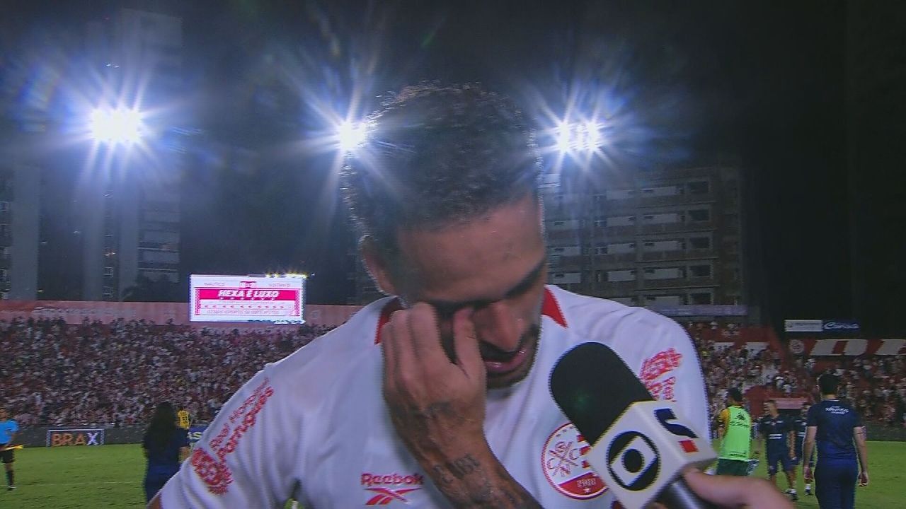 Todinho comemora gol pelo Náutico nos Aflitos