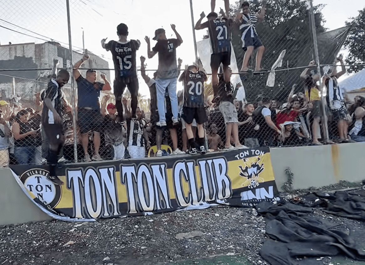 Jogadores do Tontom comemorando o título da Copa Psico na Arena Carrapa