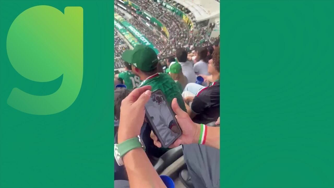 Torcedor com celular falso servindo bebida no Estádio Azteca