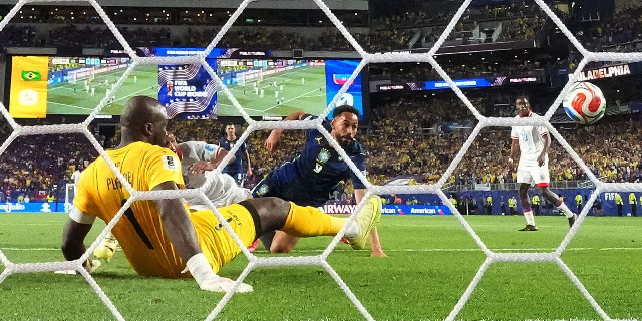 Seleção brasileira comemora gol contra o Haiti