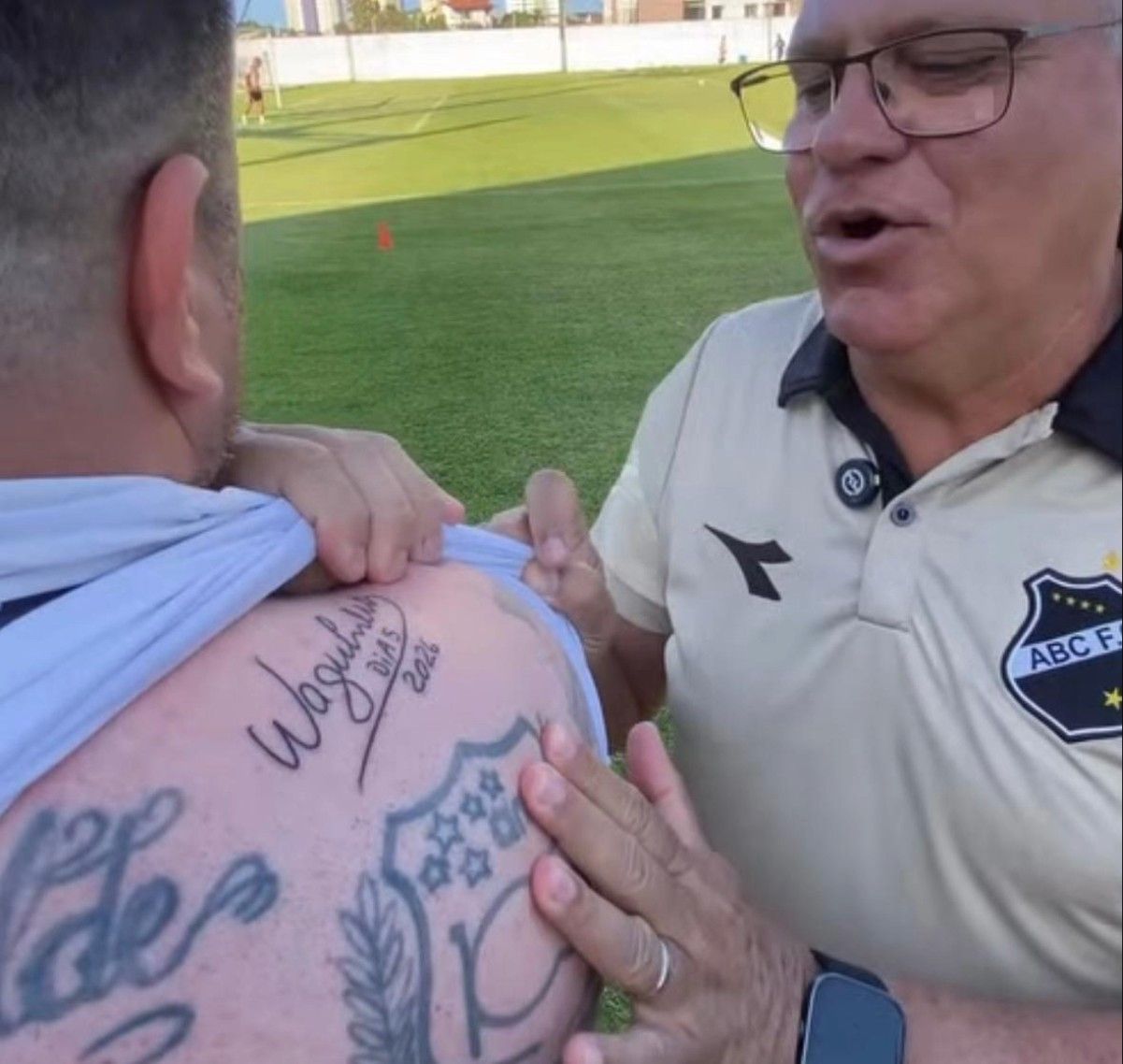 Tatuagem do autógrafo de Waguinho nas costas do torcedor