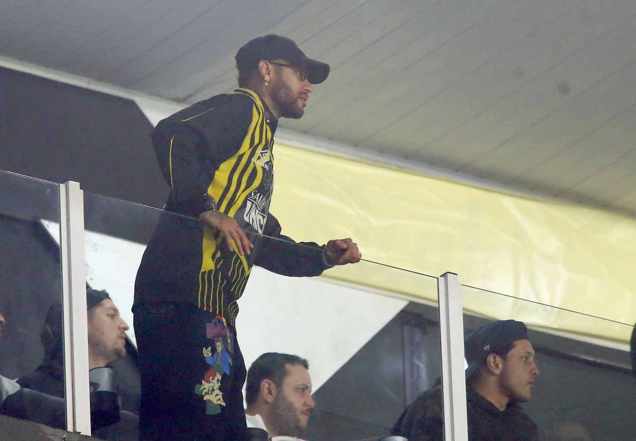 Neymar no camarote durante Santos x Atlético-MG