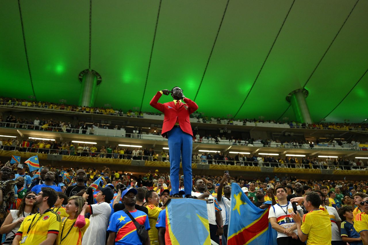 Torcedor-estátua da RD Congo imóvel na arquibancada de Guadalajara
