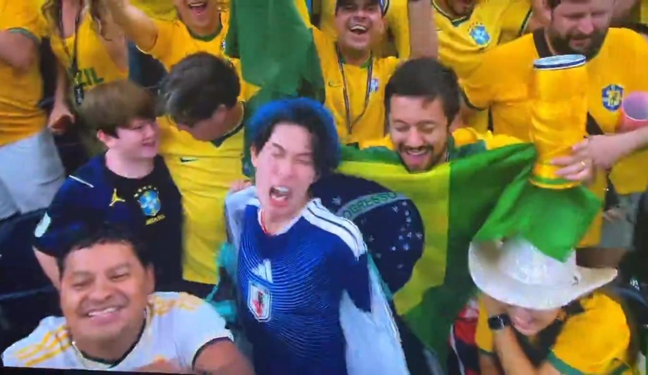 Torcedor japonês gesticulando nas arquibancadas após Brasil 2 x 1 Japão