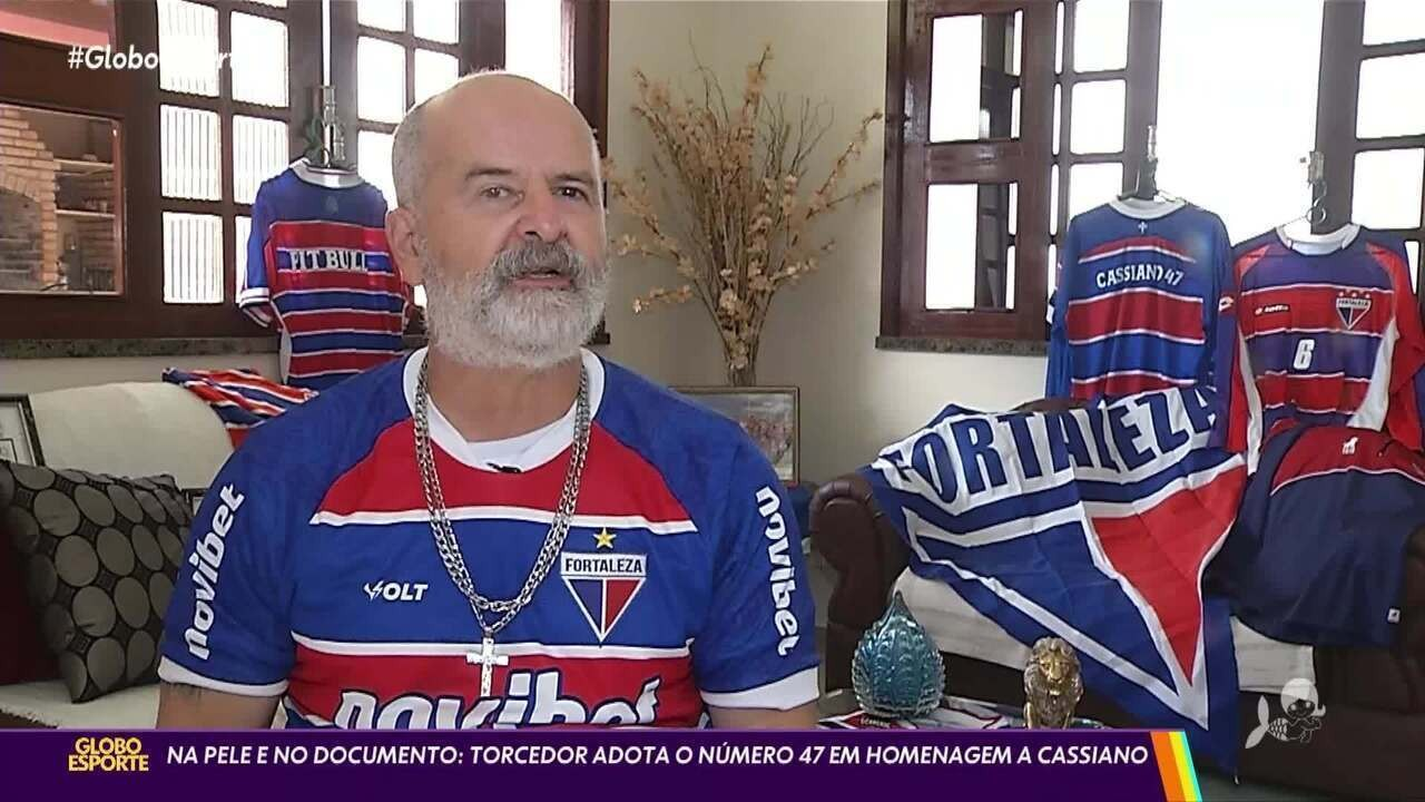 Seu Oliveira exibindo documentos com o número 47 na assinatura