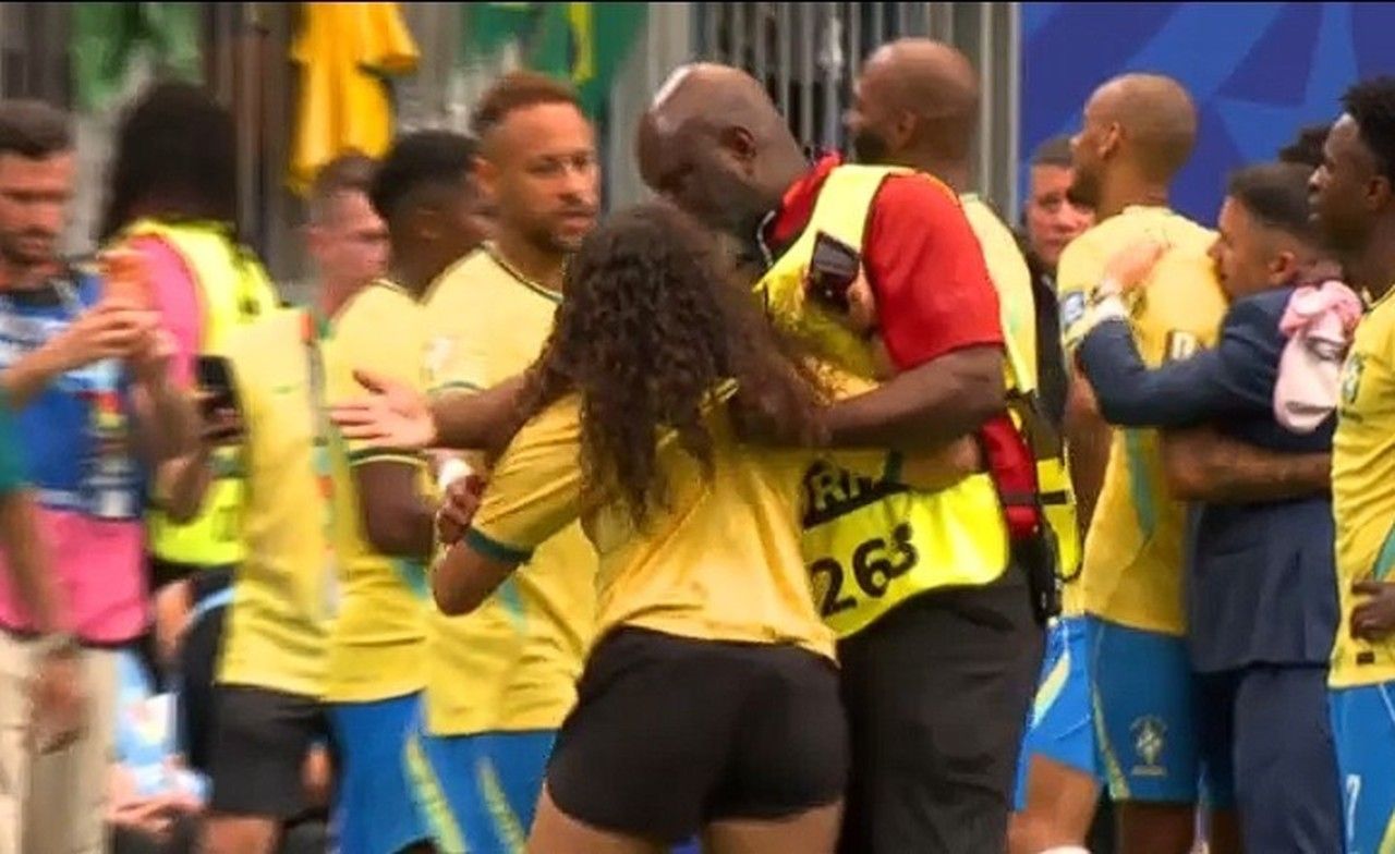Torcedora no gramado aproximando-se de Neymar durante partida em Houston
