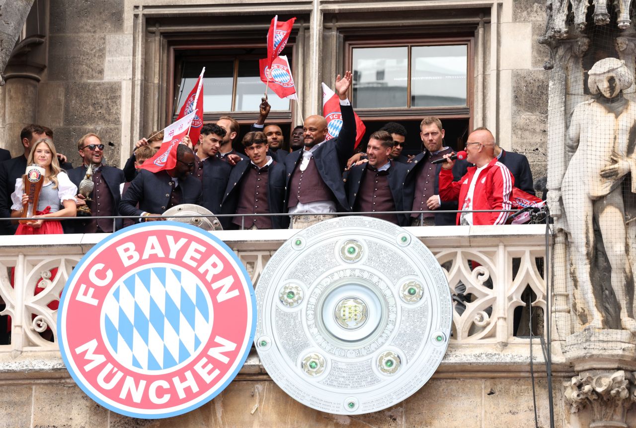 Jogadores do Bayern na varanda durante comemoração