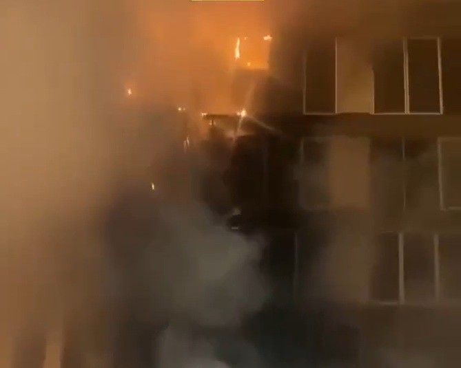 Fachada da sede do governo da Líbia em chamas