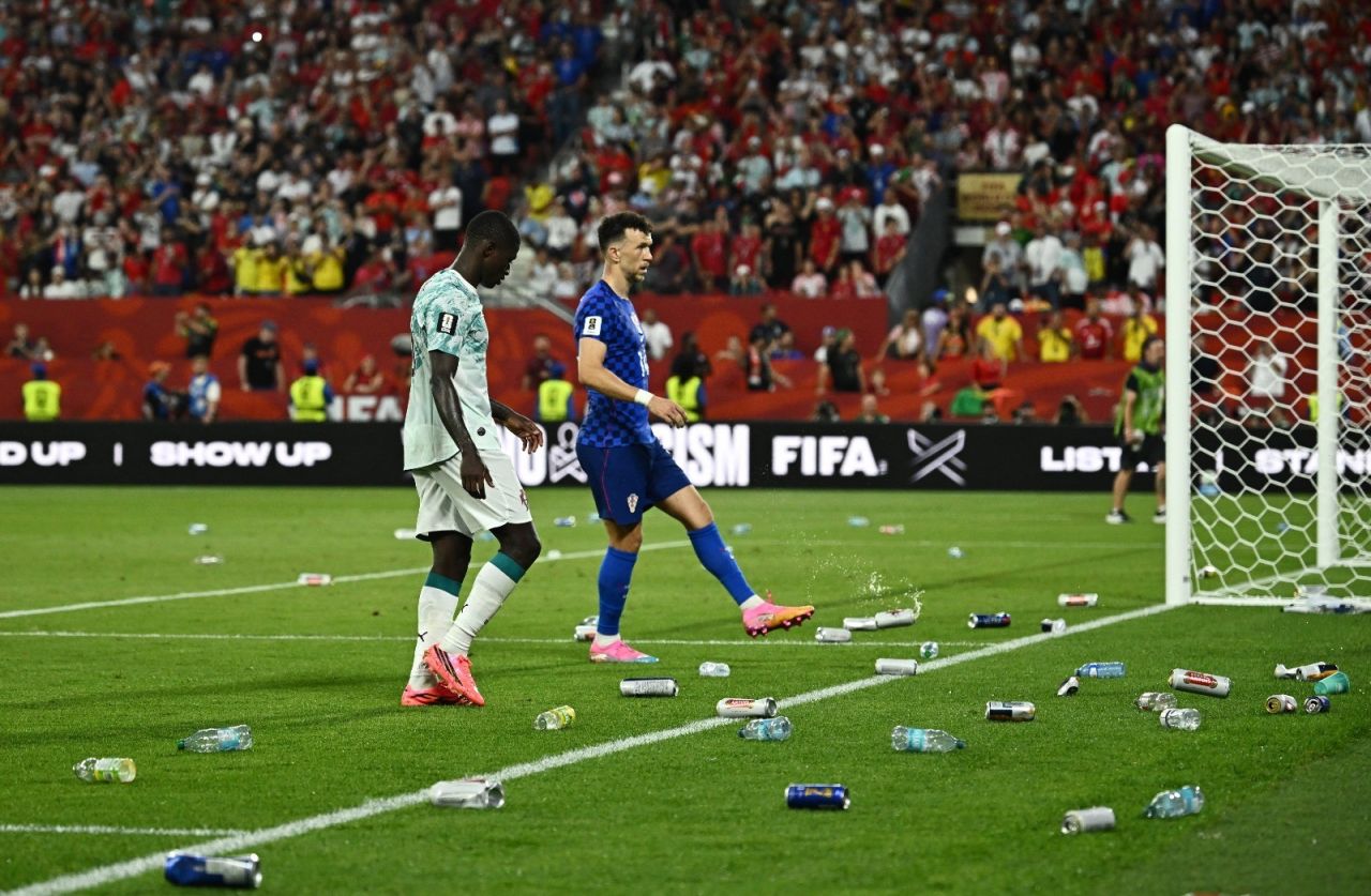 Torcedores atiram garrafas no gramado após gol anulado