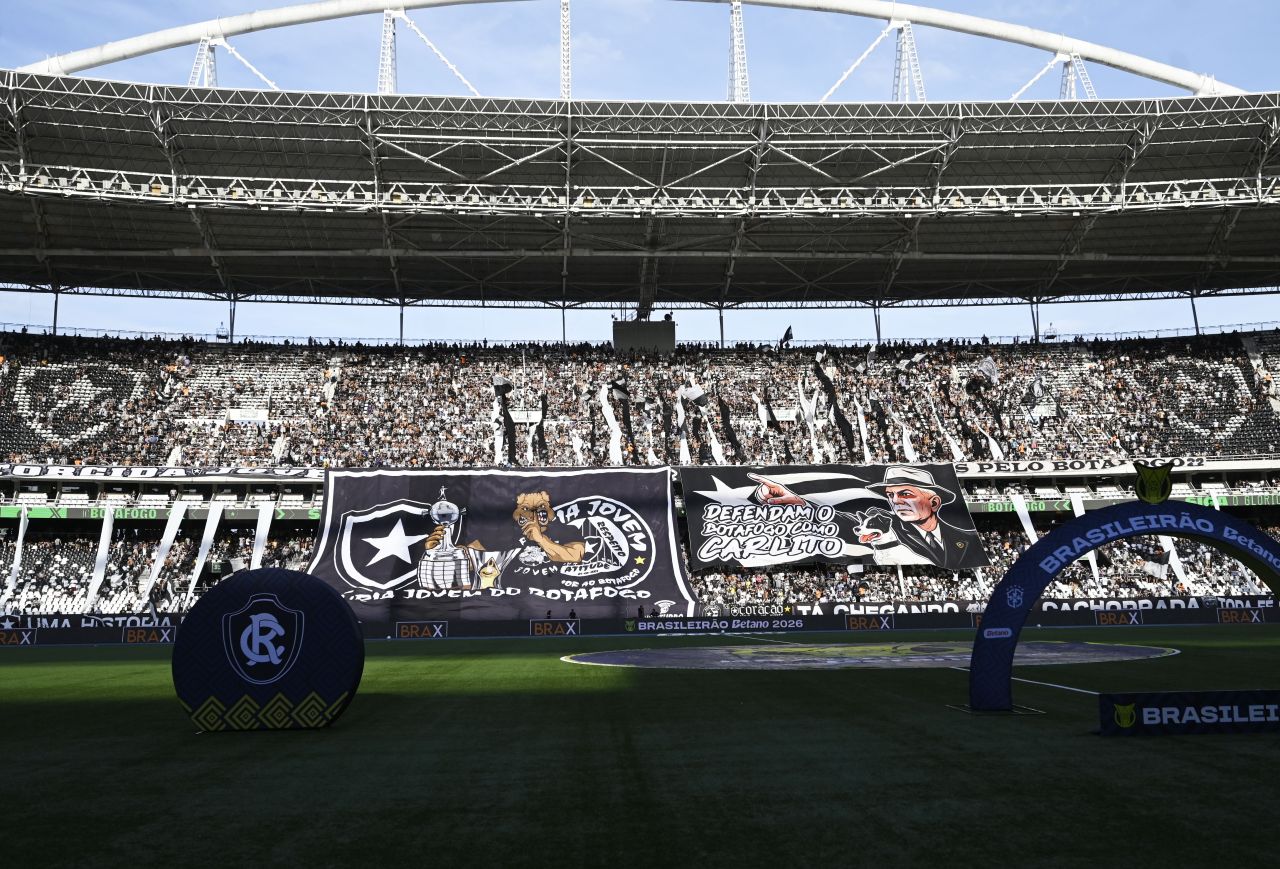 Torcedores do Botafogo protestando na entrada do CT Espaço Lonier