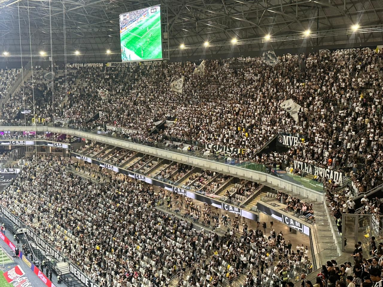 Torcida do Atlético-MG vaiando na Arena MRV