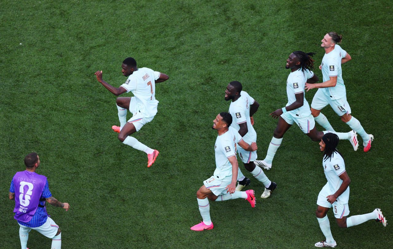 Dembélé comemora gol pela seleção da França contra o Marrocos