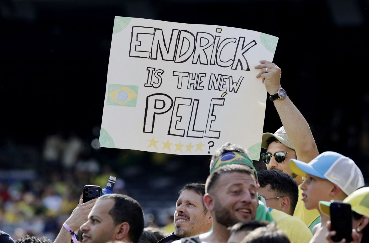 Torcedora com cartaz 'Endrick é o novo Pelé' no MetLife Stadium