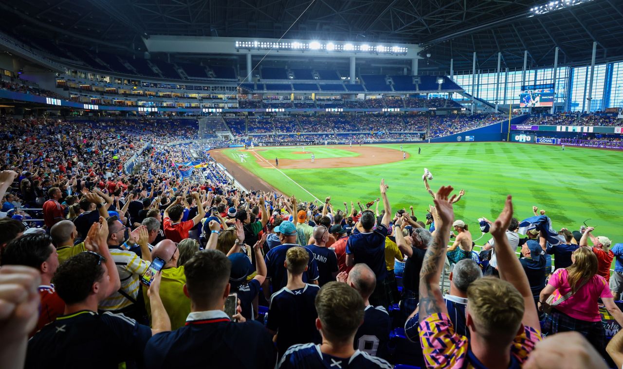 Torcida da Escócia no LoanDepot Park em Miami