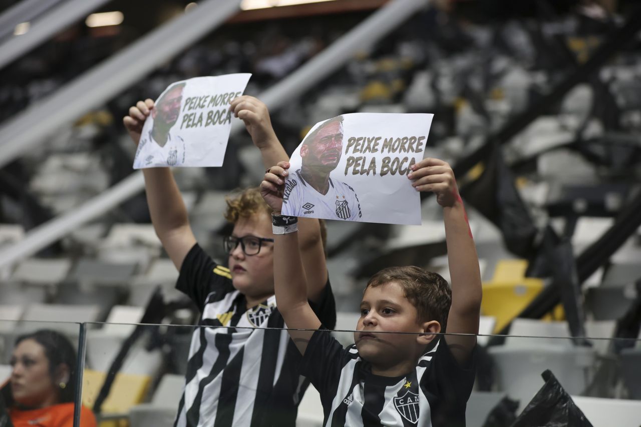 Torcida do Atlético-MG com cartazes provocando Neymar