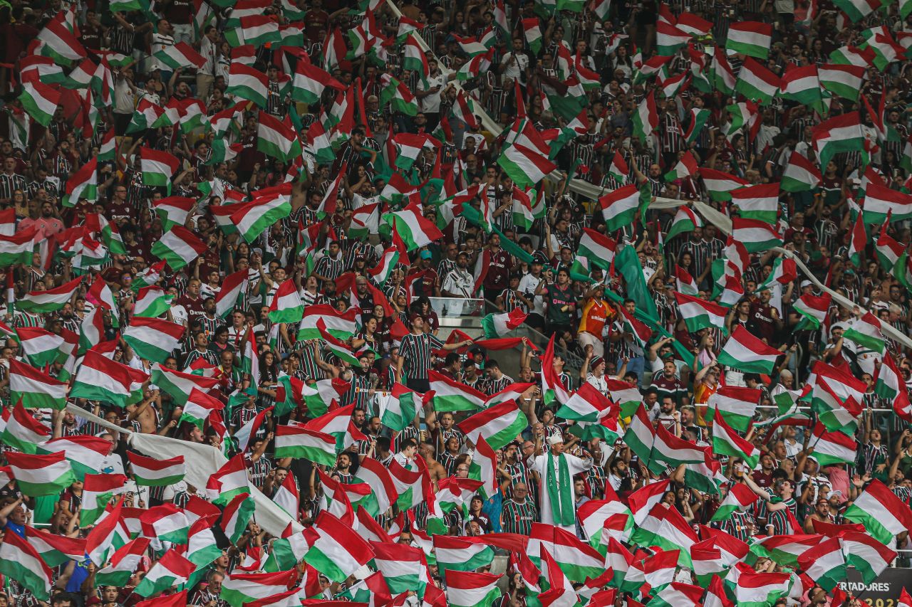 Torcida do Fluminense no Maracanã com bandeiras