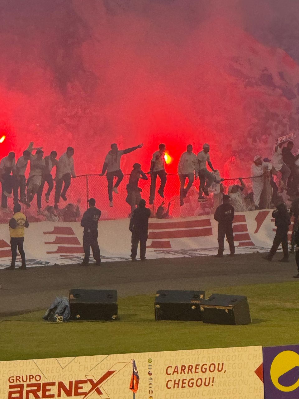Torcida do Paraná Clube comemorando gol na Vila Capanema