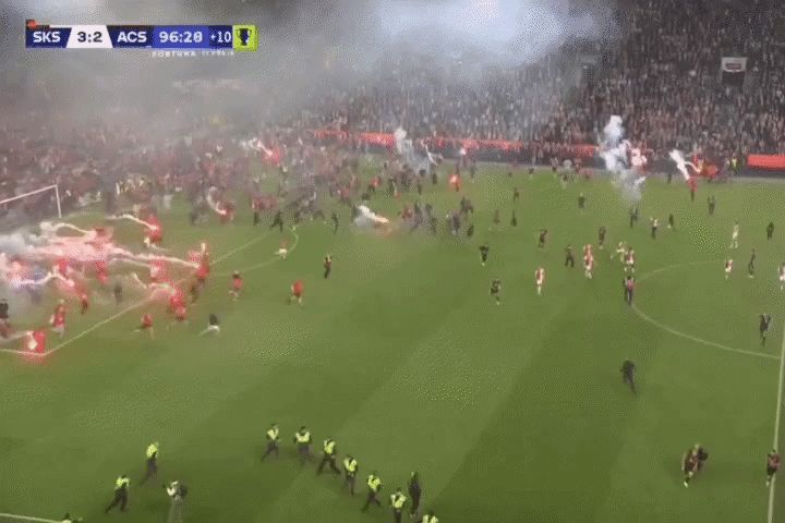 torcedores invadindo o gramado no Fortuna Stadium