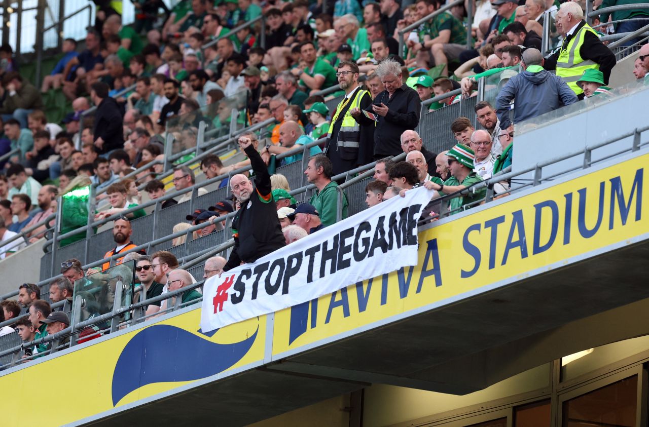 Torcedores lançam bolas no gramado em Dublin