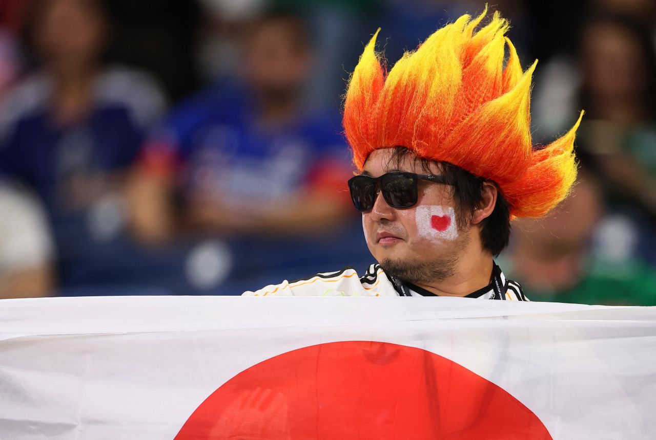 Torcedor japonês fantasiado de Super Saiyajin no estádio