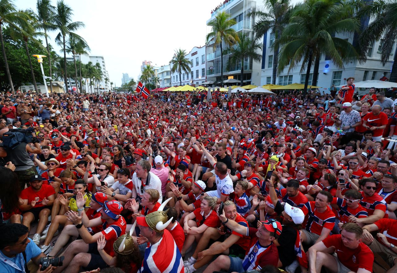 Torcedores noruegueses fazendo remada viking na Ocean Drive, Miami