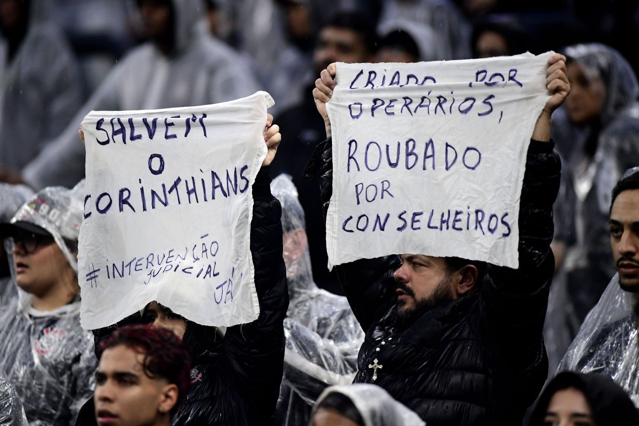 Torcedores protestam na arquibancada da Neo Química Arena