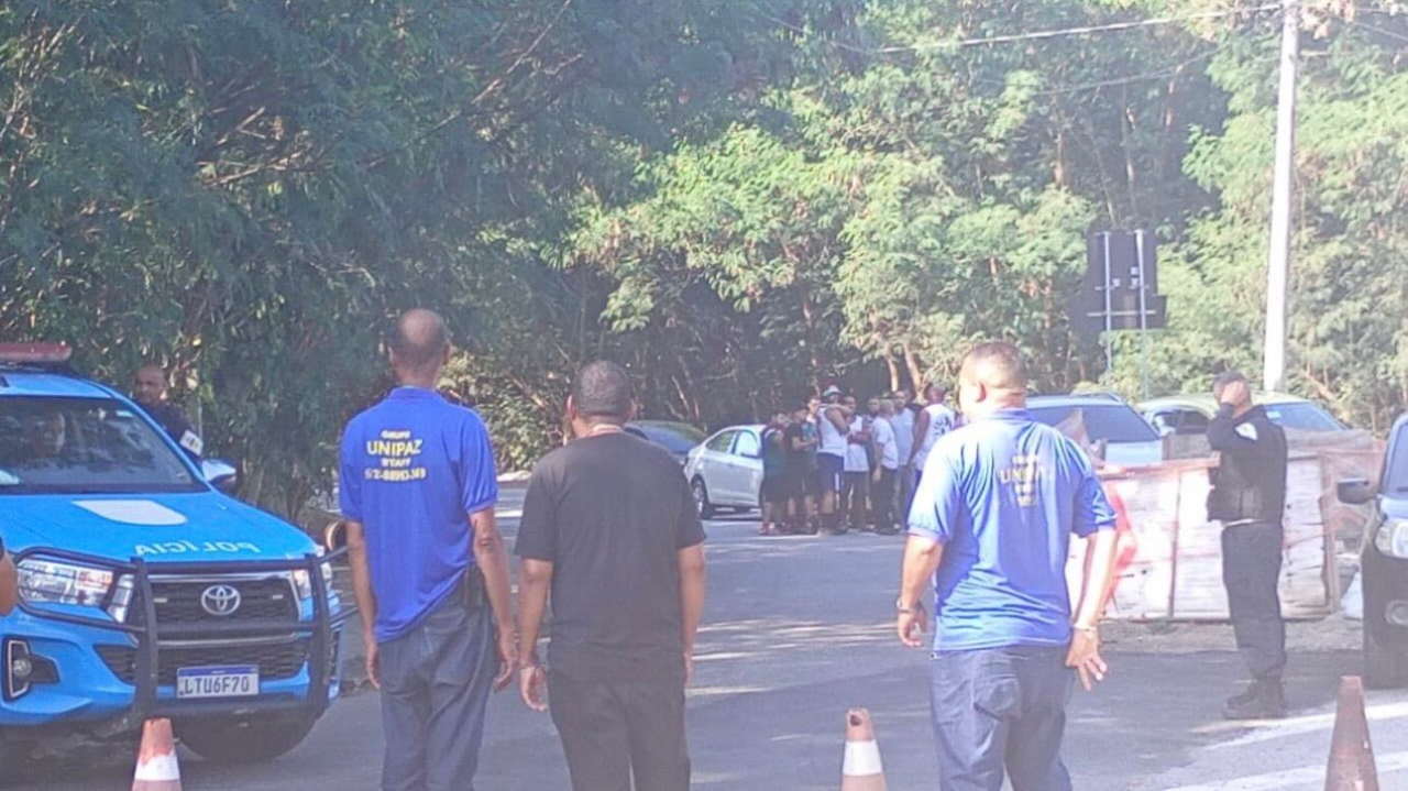 Torcedores do Fluminense protestam na entrada do CT Carlos Castilho