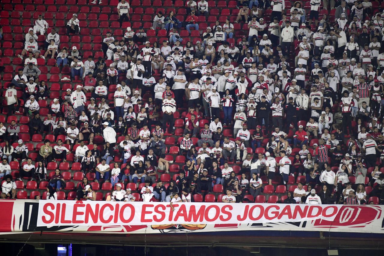 Torcida do São Paulo em silêncio nas arquibancadas do Morumbi