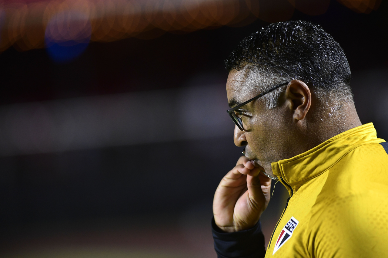 Multidão vaiando Roger Machado no Morumbi