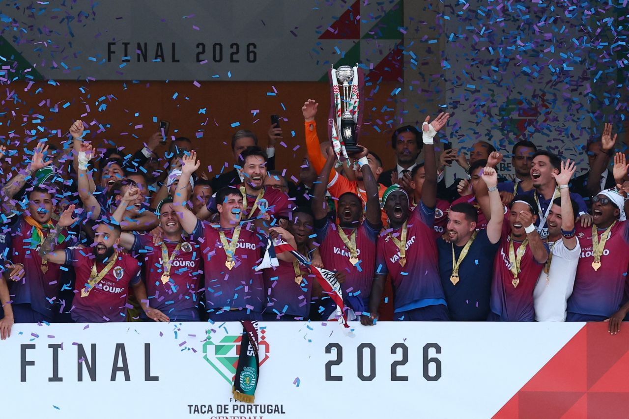 Jogadores do Torreense celebram após o apito final