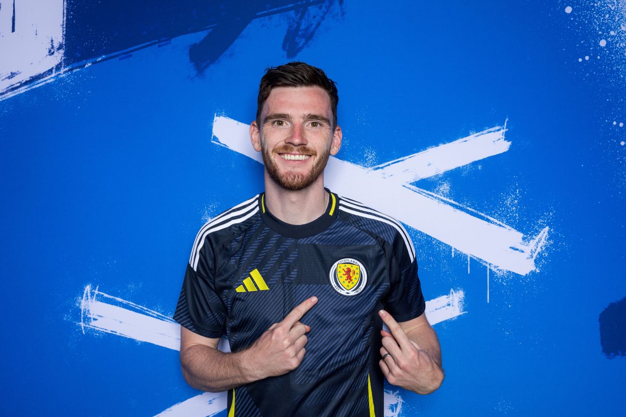 Andy Robertson com a seleção da Escócia