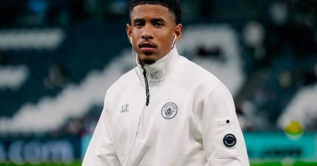 Savinho com a camisa do Manchester City em campo