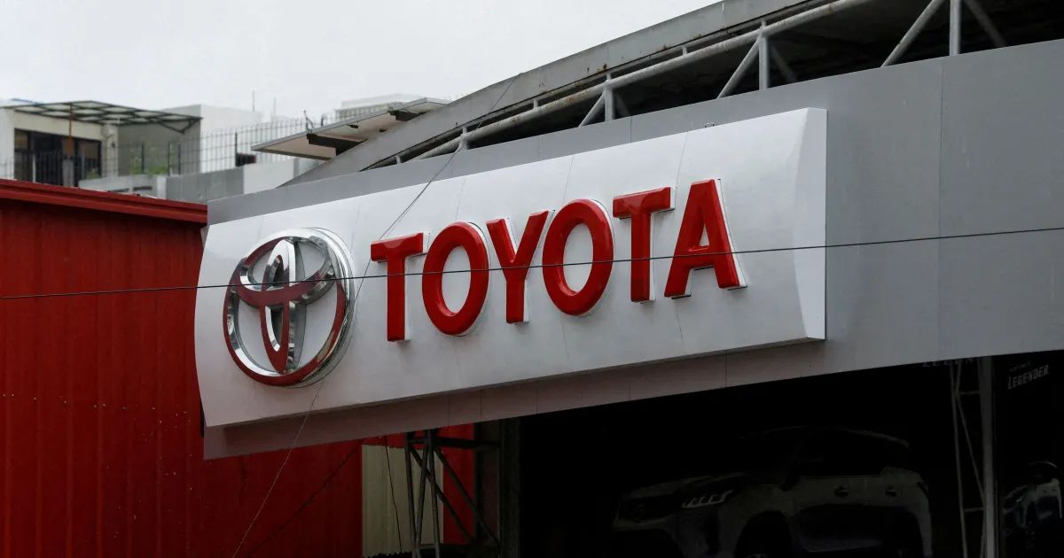 Linha de montagem da Toyota com veículos sendo produzidos
