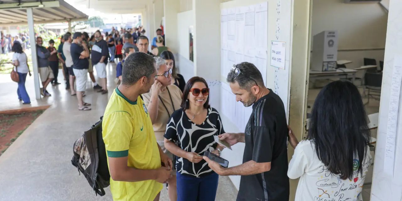 Eleitor saindo do trabalho para votar em seção eleitoral