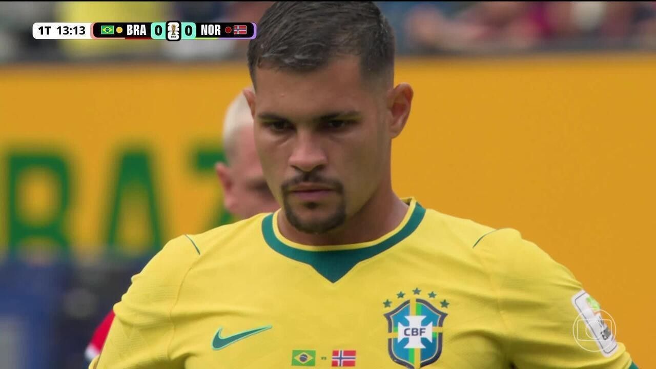 Bruno Guimarães lamenta pênalti defendido por Orjan Nyland