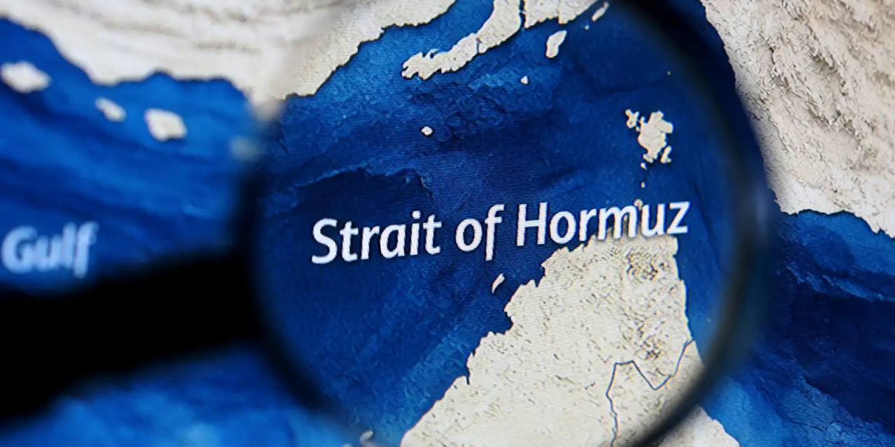 Navios transitando no Estreito de Ormuz