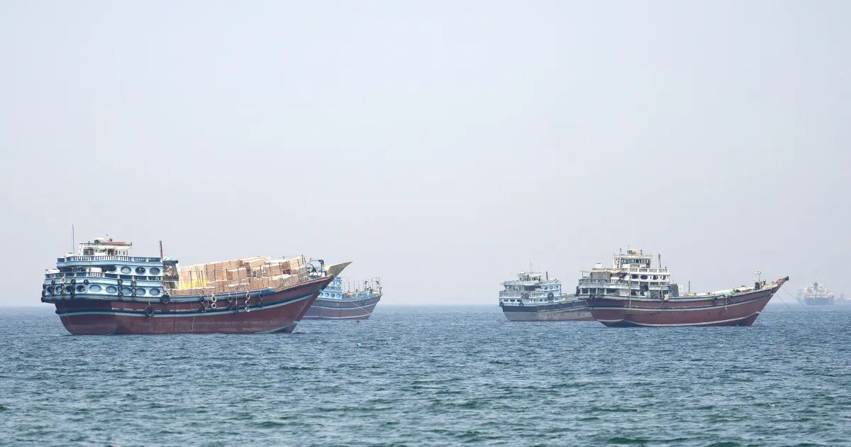 Navios-tanque navegando no Estreito de Ormuz