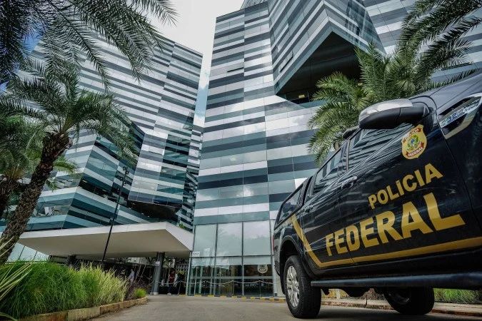 Agentes da Polícia Federal durante operação de investigação