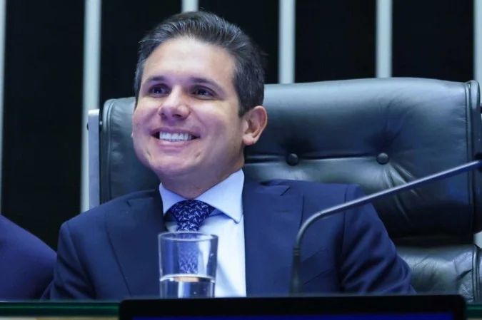Hugo Motta falando à imprensa