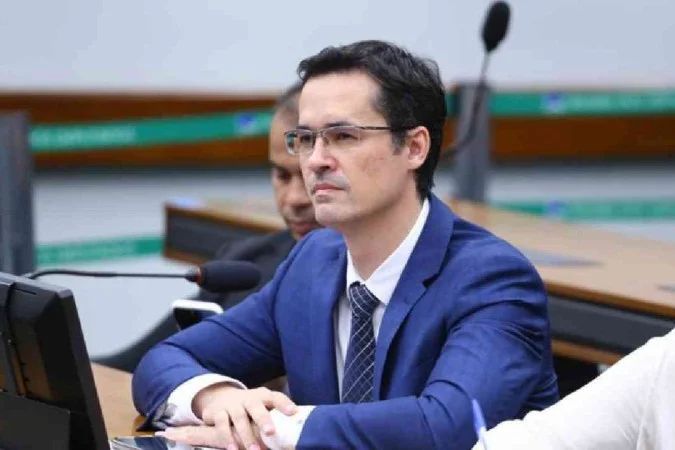 Deltan Dallagnol com faixa sobre a boca escrita censurado na foto de perfil