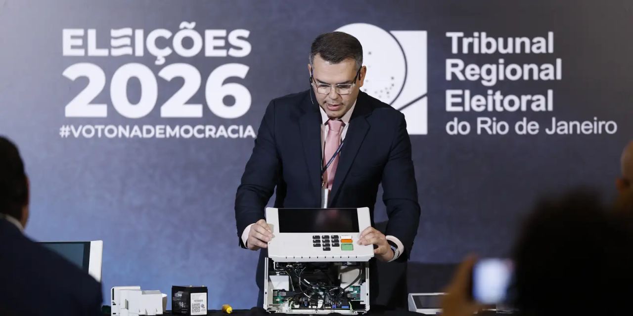 Urna eletrônica aberta em apresentação do TRE-RJ