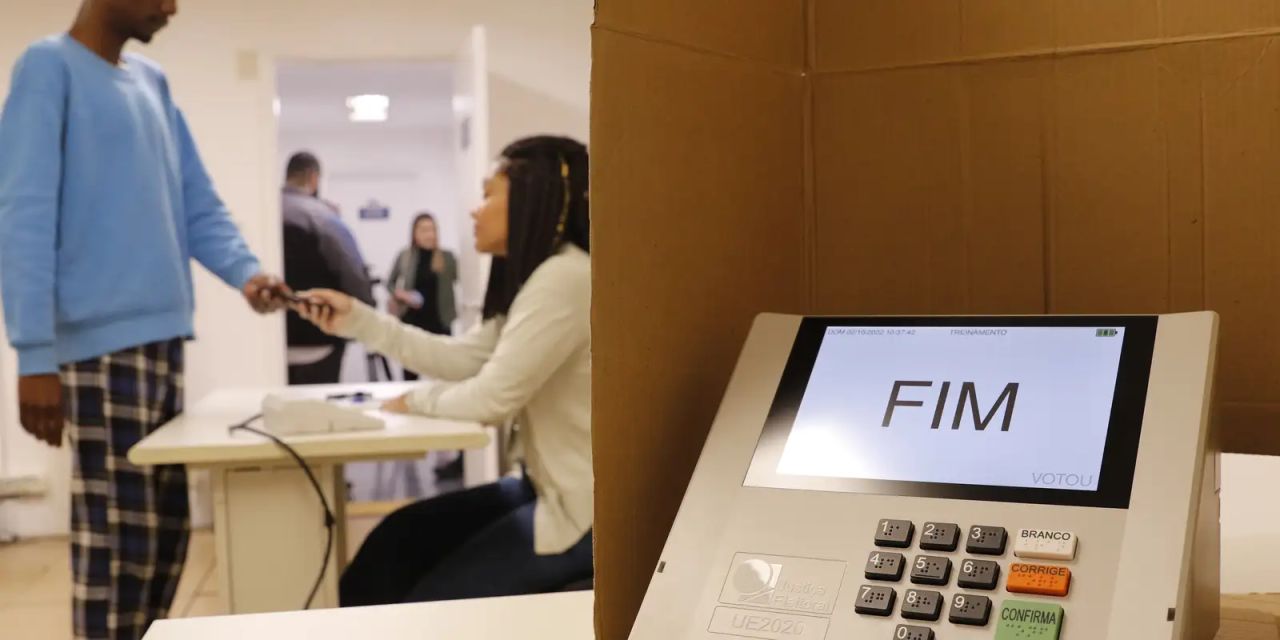 Eleitor conferindo local de votação pelo celular