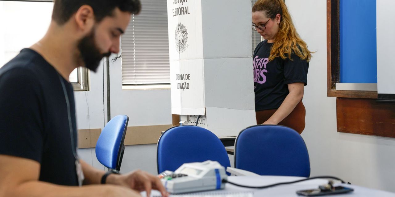 Fachada de escola usada como local de votação