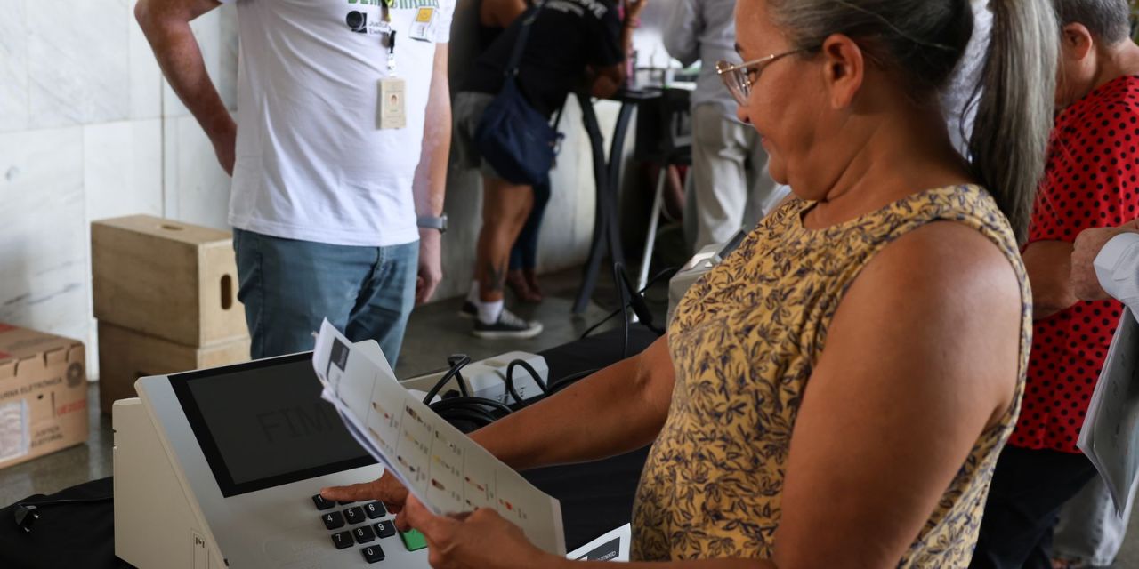 Colas eleitorais distribuídas pelo TRE-RJ