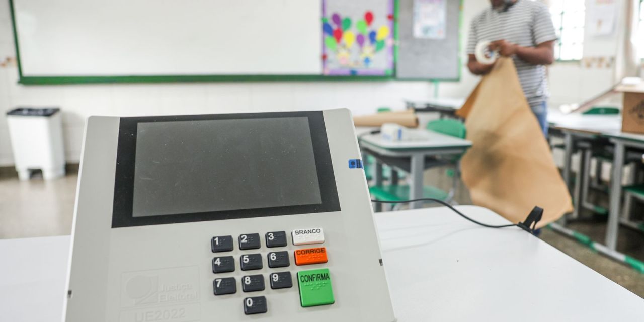 Urna eletrônica em seção de votação