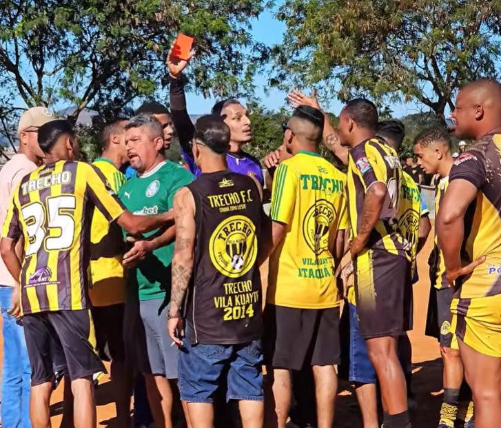 Jogadores do Trecho comemorando o título da Copa Campo Limpo
