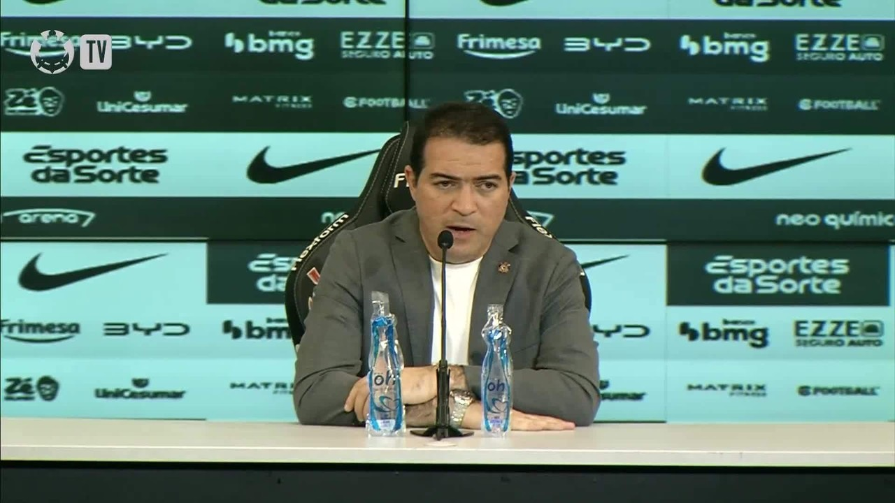 Banco de reservas durante partida com torcida ao fundo