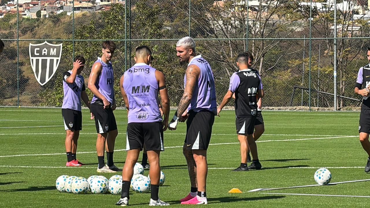 Jogadores do Atlético-MG treinando na Cidade do Galo