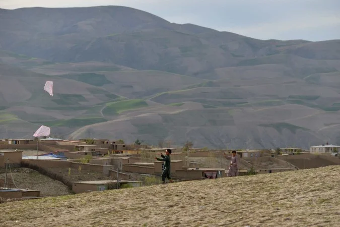 Rua e prédios após tremor no Afeganistão