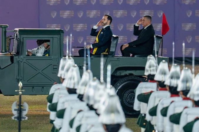 Abelardo de la Espriella durante a posse em Cali